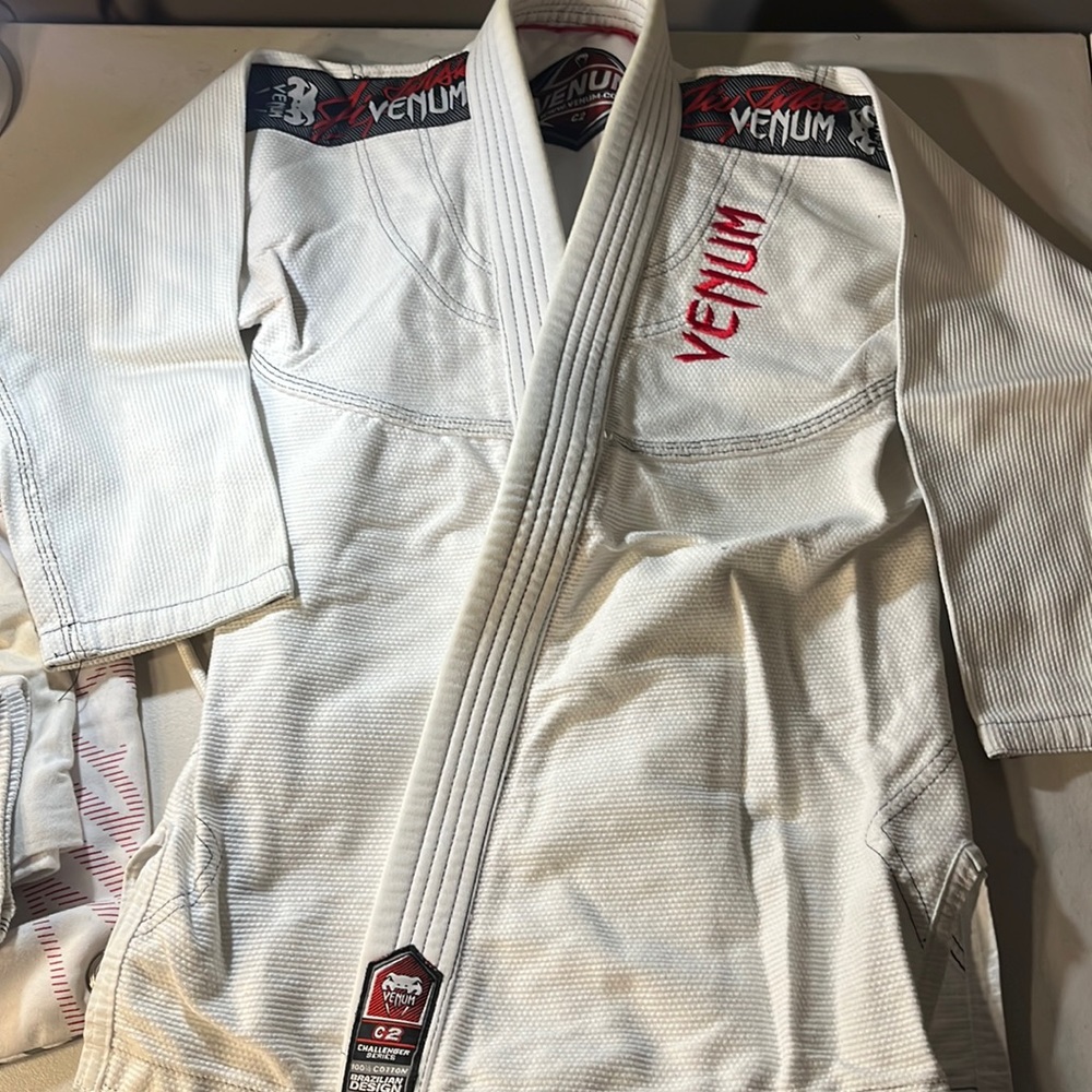 Jui Jitsu Martial Arts Gi Venum Challenger Series kids size C2.